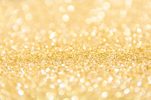 Фото: Achira22 : https://www.pexels.com/ru-ru/photo/gold-glitter-751374/